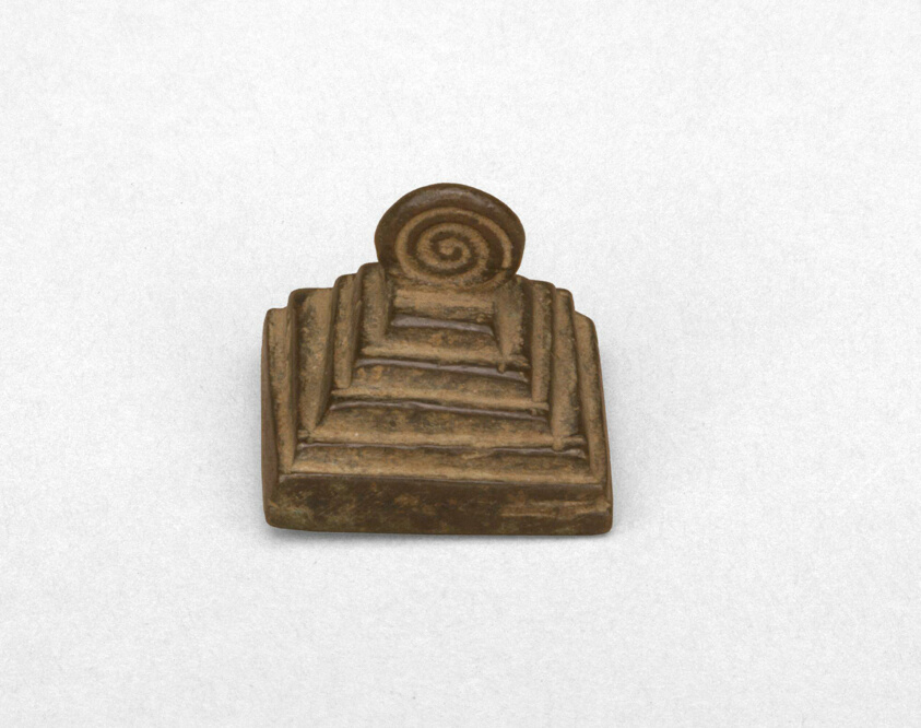 Goldweight Depicting a Pyramid Surmounted by Spiral