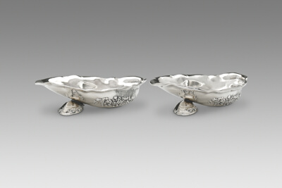 Pair of Shell-Shaped Dishes