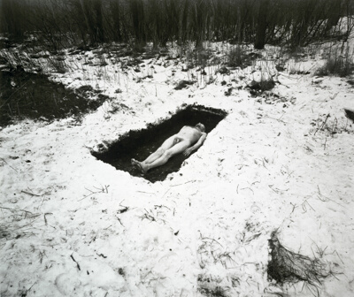 Hole in the Snow (Schneeloch)