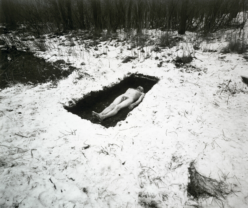 Hole in the Snow (Schneeloch)