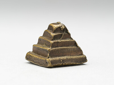 Goldweight Depicting a Pyramid