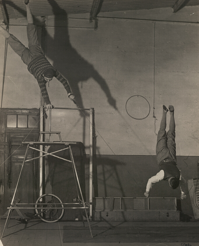 Circus Performers (Artisten)