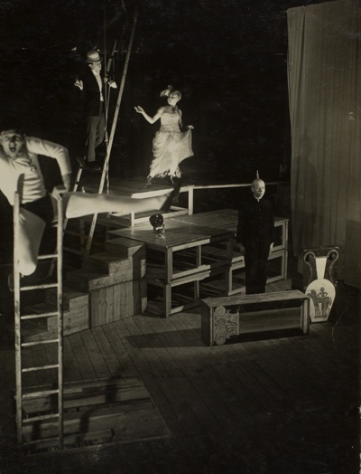 Bauhaus Theatre Sketch "Three Against One" (Bauhaus Sketch, Und die Polizei steht ganz ruhig dabei)