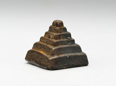 Goldweight Depicting a Pyramid
