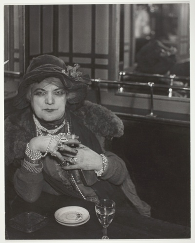 Bijou at the Bar de la Lune, Montmartre